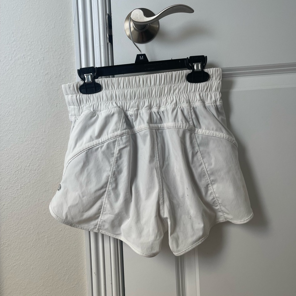 Lululemon white track that high rise lined short 3” size 4 - Picture 3 of 4